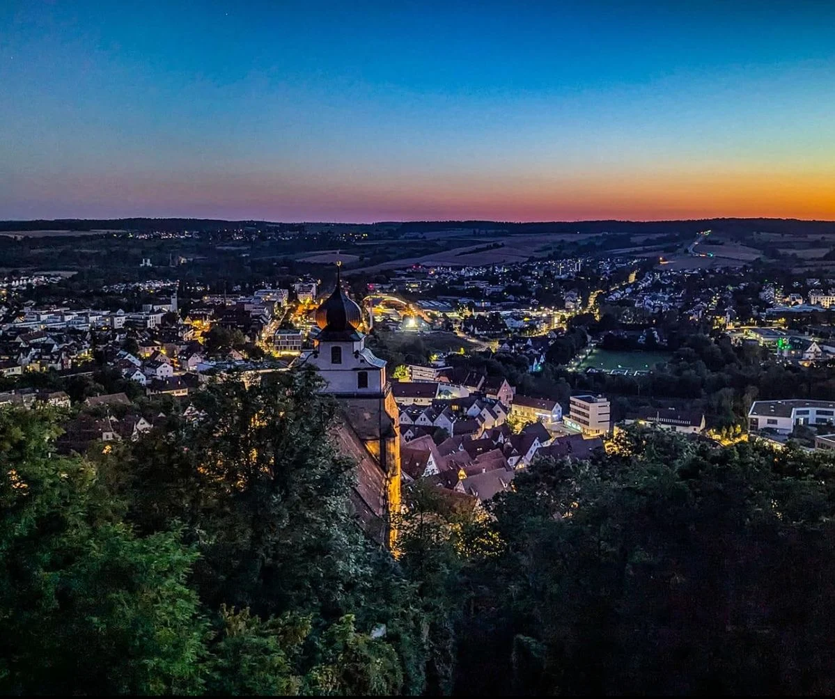 Stiftskirche und Herrenberg bei Sonnenuntergang